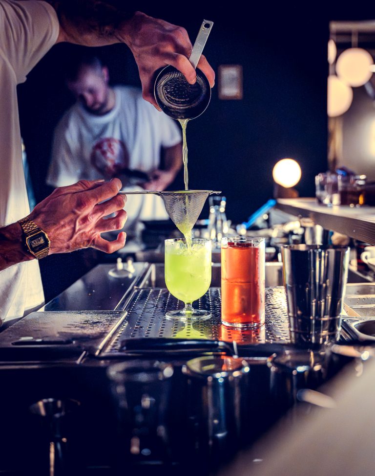 Bild von einem Cocktail das in der Herzbar in Basel, Schweiz fotografiert wurde. Es wurde von einem Barfotografen fotografiert.