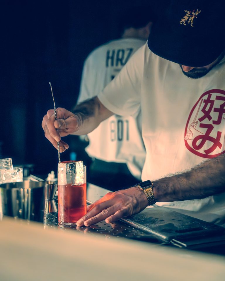 Bild von einem Cocktail das in der Herzbar in Basel, Schweiz fotografiert wurde. Es wurde von einem Barfotografen fotografiert.