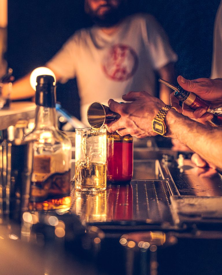 Bild von einem Cocktail das in der Herzbar in Basel, Schweiz fotografiert wurde. Es wurde von einem Barfotografen fotografiert.