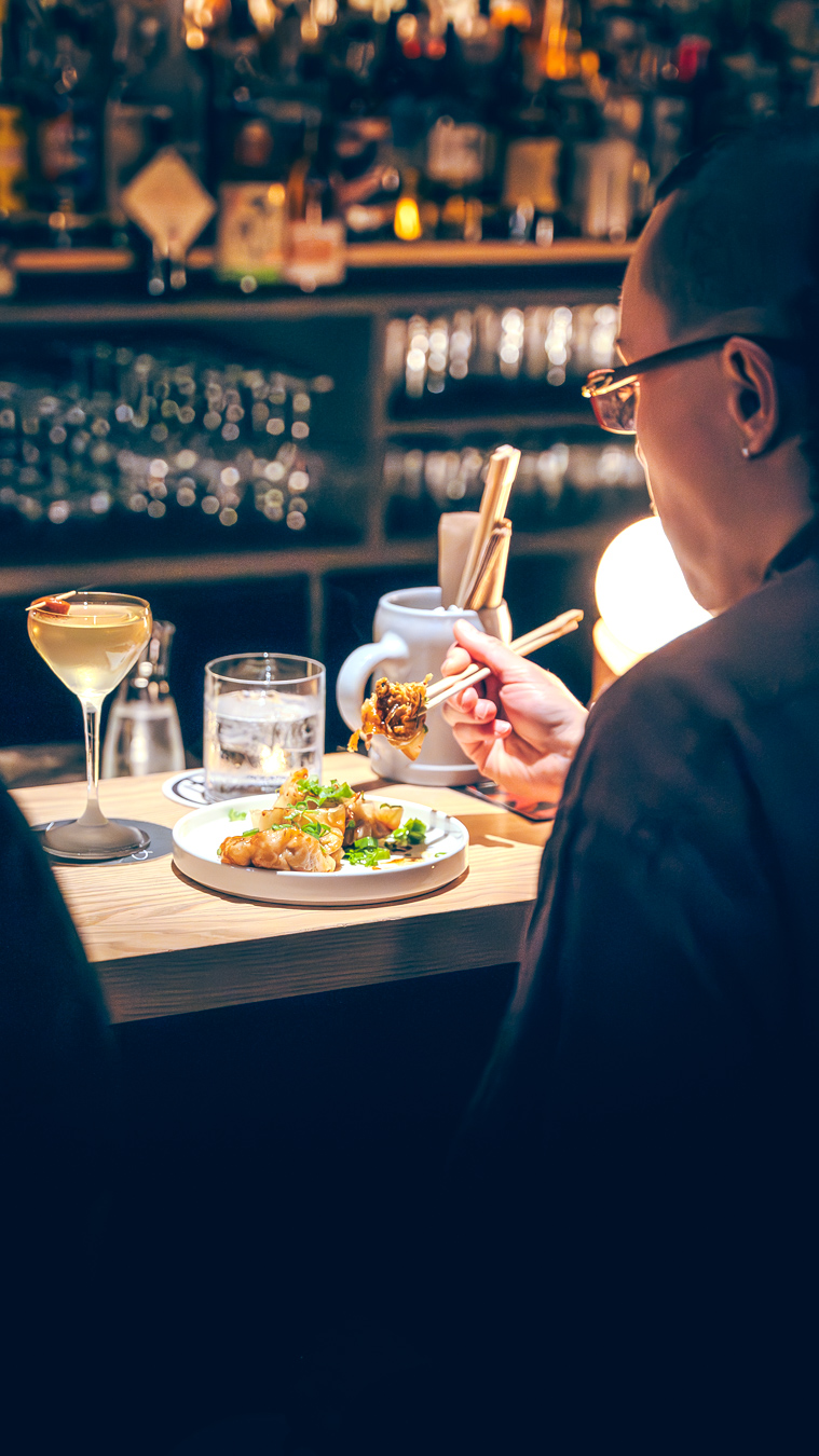 Bild von einem Cocktail das in der Herzbar in Basel, Schweiz fotografiert wurde. Es wurde von einem Barfotografen fotografiert.