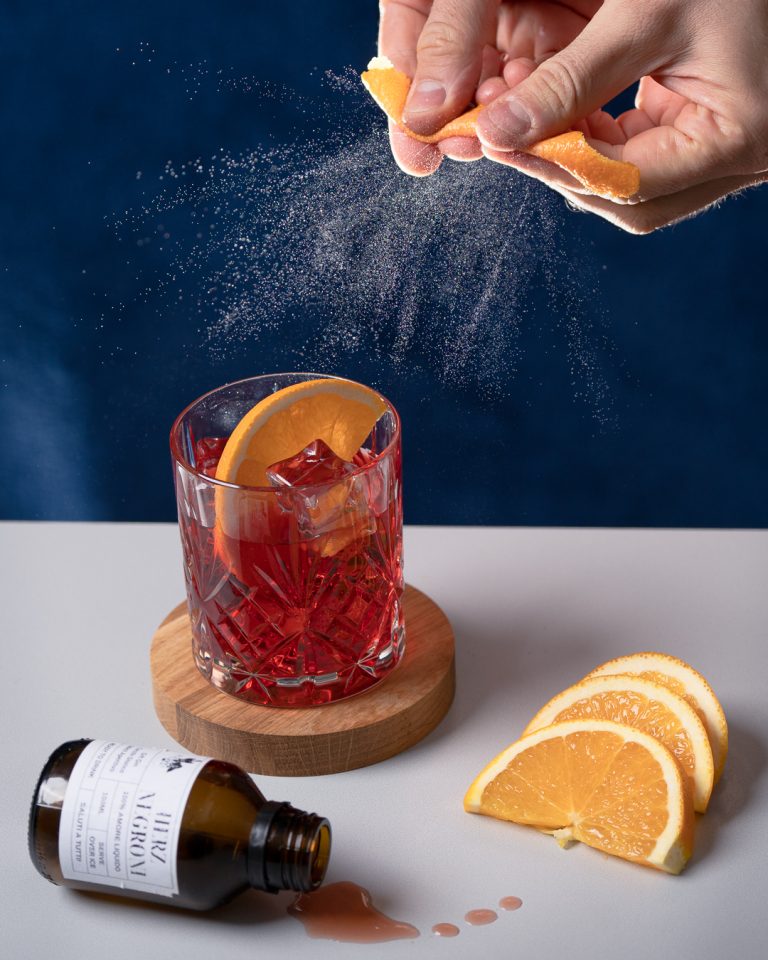 Negroni cocktailbild das von einem Barfotografen in Freiburg im Breisgau fotografiert wurde.